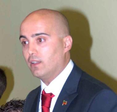 Sopra, il consigliere del Pdl Daniele Ferranti, a lato una seduta del consiglio comunale  