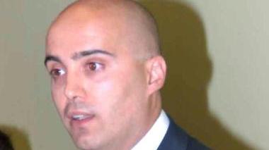 Sopra, il consigliere del Pdl Daniele Ferranti, a lato una seduta del consiglio comunale