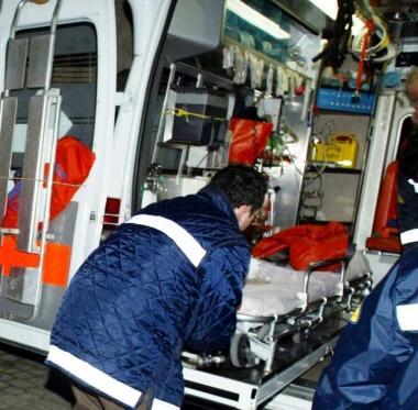 Un momento dei soccorsi con lintervento dei volontari dellambulanza   