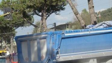 Un camion del marmo in transito in città