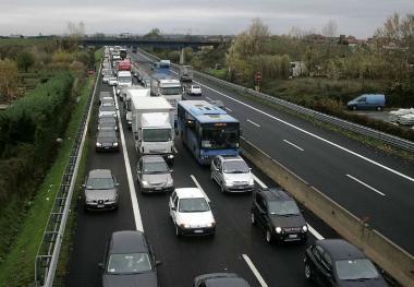 A destra un tratto della trafficata autostrada A11 Firenze-Mare Sotto un momento dellassemblea di gioved&igrave; sera sulla questione dei pannelli fonoassorbenti 