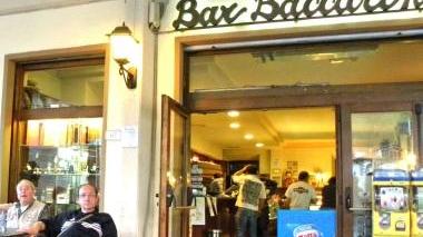 A fianco l’ingresso del bar Baccarini sotto Silvia Zinanni