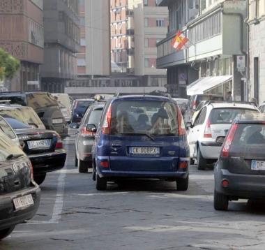 Traffico difficile in Piazza Aranci, attualmente uno dei principali serbatoi di posteggi auto (a pagamento) del centro citt&agrave; 