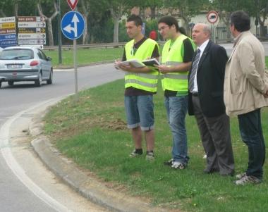 <b>LINDAGINE DEL COMUNE </b>Riguarda le arterie pi&ugrave; trafficate della citt&agrave; Lassessore Capperucci con due addetti durante uno dei test Accanto un fac simile per i dati 