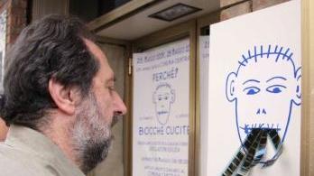 <b>BOCCHE CUCITE.</b> Alcune immagini della protesta di fronte al Centrale