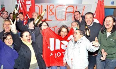 I lavoratori ex Answers fanno festa per la conclusione positiva della loro lunga vertenza 