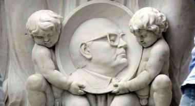 Il monumento a Craxi di Maurizio Cattelan al cimitero monumentale di Marcognano 