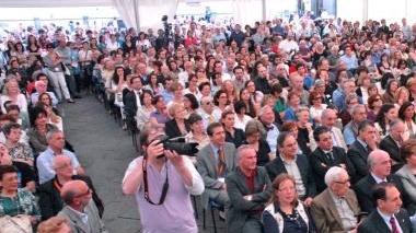 Il padiglione di piazza del Duomo gremito di persone