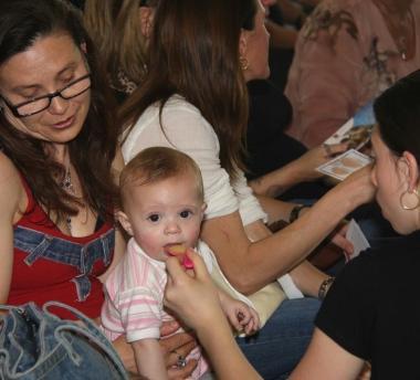 Genitori e bimbi italiani in visita alla scuola e uno show di cinesi