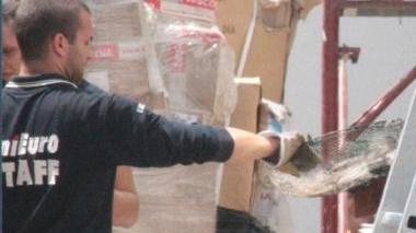 Bruciano cartoni e un container