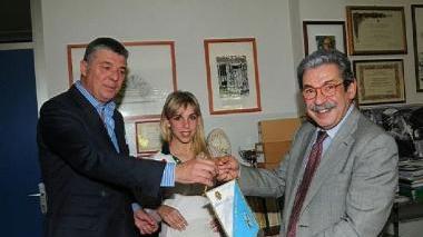 Il presidente Arinci e il preside Paganelli premiano Margot Ferri