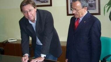Il sindaco Stefano Benedetti e il presidente del Rotary Dante Ciulli firmano l’intesa