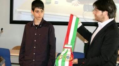 Alessio Zucchelli riceve la fascia di sindaco da Alessandro Franchi