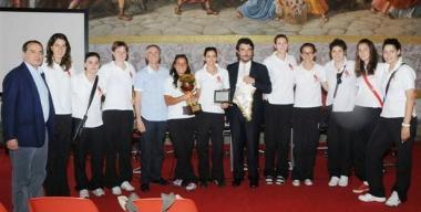 Le ragazze di Ducato con il coach Mirco Diamanti, il presidente Rodolfo Cavallo, Ducale insieme al presidente della Provincia Stefano Baccelli    