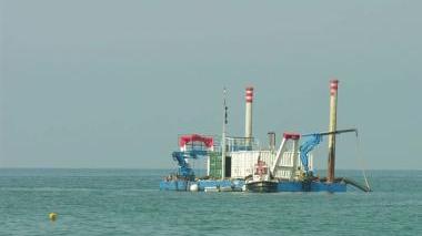 La draga al largo della foce del Versilia
