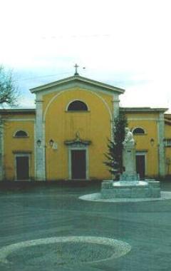 Pallonate contro la chiesa di Avenza