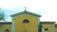 Pallonate contro la chiesa di Avenza