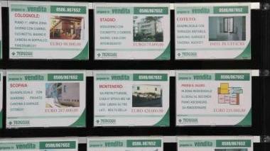 La bacheca di un’agenzia immobiliare con gli annunci