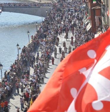 La gran folla sui lungarni per la regata dellanno scorso 