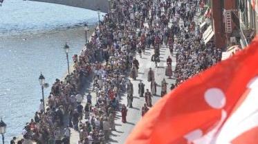 La gran folla sui lungarni per la regata dell’anno scorso