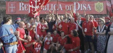 La festa per la vittoria di Pisa nelledizione 2009 della regata in Arno 