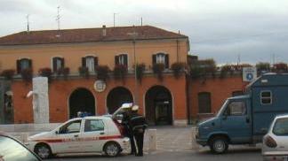 Alcuni controlli degli agenti di polizia municipale alla stazione