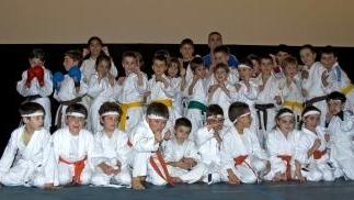 Il gruppo di atleti del judo che si è cimentato nelle gare valide per il primo trofeo Città del mobile di Ponsacco