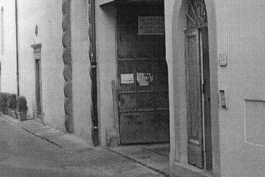 Lingresso dello Spazio K in via Santa Chiara         