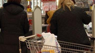Scontro di carrelli alla Pam