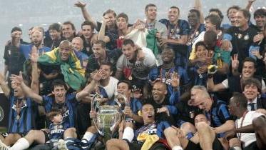 L’Inter vittoriosa al Bernabeu col Bayern festeggia con la Coppa