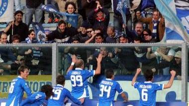 I giocatori azzurri mentre celebrano un gol insieme ai tifosi della Maratona-Emiliano Del Rosso