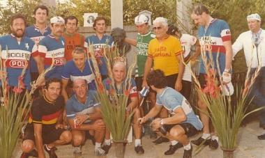 Un gruppo di cicloturisti rende omaggio alla tomba di Coppi 