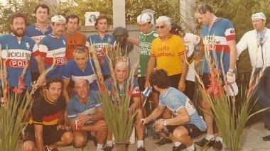 Un gruppo di cicloturisti rende omaggio alla tomba di Coppi