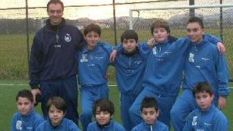 Ernesto Caiazzo con i ragazzini della Fortis