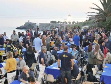 In alto da sinistra in senso orario i tifosi presenti alla festa, coach Mori premiato dal sindaco Anselmi, la squadra e i dirigenti protagonisti della promozione e capitan Corsini premiato dal presidente Lolini 