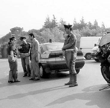 Lautostrada e sopra una pattuglia della polizia 
