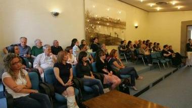 In alto il pubblico, la sala consiliare e i lettori che hanno vinto i premi sorteggiati. Sopra la premiazione dei commercianti: Fonte del gelato (a sx) Bbs, l’assessore Matteoli, Cicalini calzature e Leonardo Innocenti