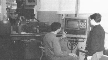 L’edificio del 1923 che ha accolto nel 1958 la prima sede staccata dell’Istituto tecnico industriale. Negli anni del boom economico la scuola diventa una risorsa fondamentale per l’economia locale. A sinistra i futuri periti meccanici si cimentano con le prime macchine a controllo digitale. A destra giovani allievi in visita alla mostra di foto storiche che ieri hanno commosso i più anziani che si sono ritrovati dopo molti anni grazie alla festa dei 50 anni