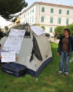 La tenda degli sfrattati in piazza Carducci  