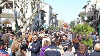 <b>ASSALTO DEI TURISTI.</b> Il centro di Forte dei Marmi
