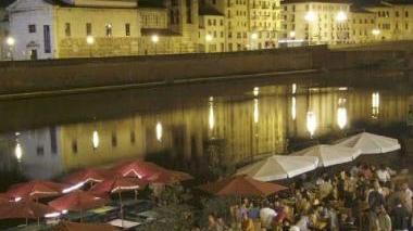 Lo spazio Argini e Margini con il ristorante affollato di giovani