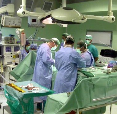 Un intervento in sala operatoria 