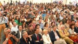 In centinaia ad ascoltare Amartya Sen nella foto sotto con il sindaco