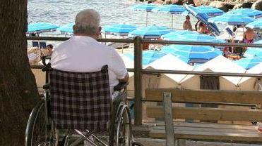 Un invalido in carrozzella