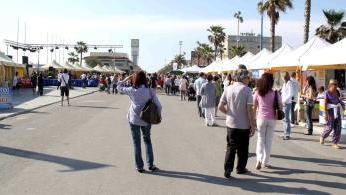 <b>POLEMICA.</b> A sinistra, stand sul lato Passeggiata di piazza Mazzini. Sopra, i visitatori (Paglianti)