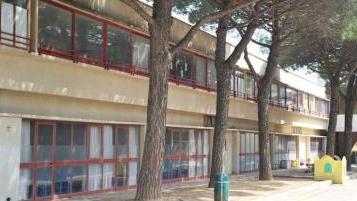 Il complesso scolastico sanvincenzino e il sindaco Michele Biagi mentre tenta di riportare la calma durante l’animato incontro con l’Asl