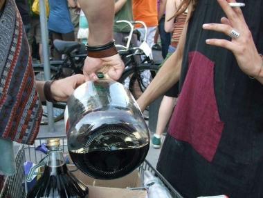 Si versa il vino nei bicchieri di plastica e, a destra il corteo che ha attraversato la citt&agrave; 