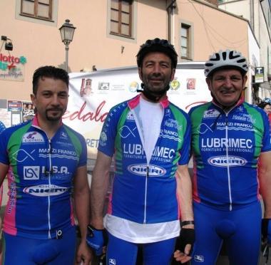 In alto Salvatore Serra, don Donato Agostinelli e Renato Picchi. Nell’altra foto la partenza della pedalata