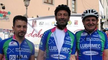 In alto Salvatore Serra, don Donato Agostinelli e Renato Picchi. Nell’altra foto la partenza della pedalata