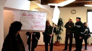 Vigili urbani durante la protesta in Comune